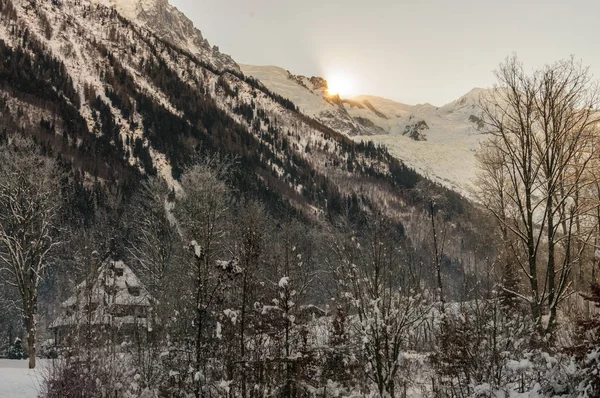 Chamonix de Mont Blanc nevoso in un giorno di Natale — Foto Stock