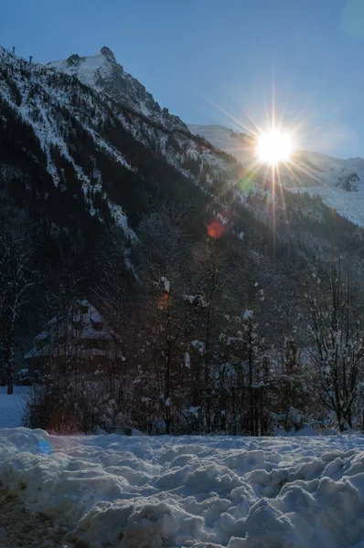 Chamonix de Mont Blanc enneigé un jour de Noël — Photo