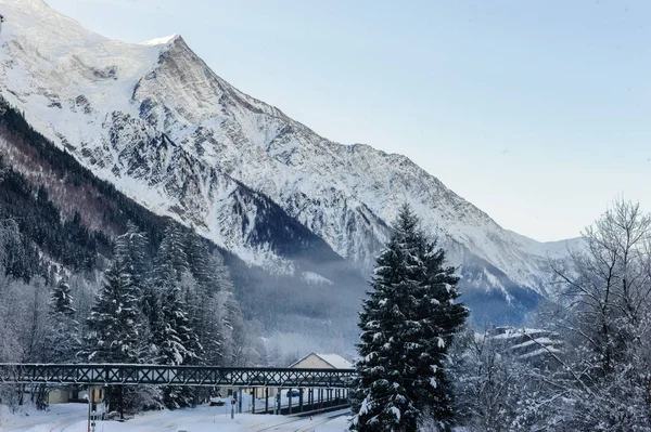 在圣诞节的时候雪慕尼勃朗峰 — 图库照片