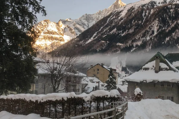 Chamonix de Mont Blanc nevado em um dia de Natal — Fotografia de Stock