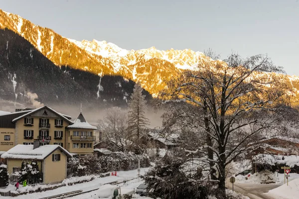 Schneebedeckter Chamonix de mont blanc an Weihnachten — Stockfoto