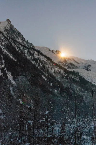 Chamonix de Mont Blanc nevado en un día de Navidad — Foto de Stock