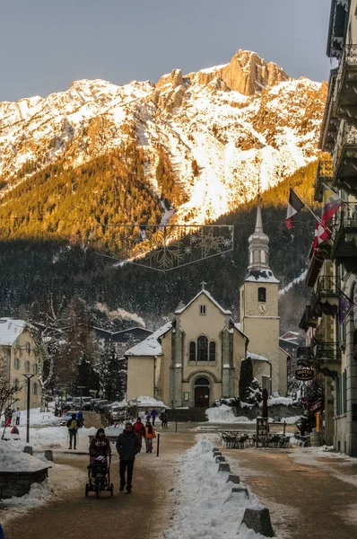 Besneeuwde Chamonix de Mont Blanc op een kerstdag — Stockfoto