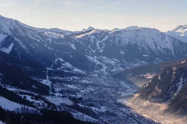 Mont Blanc güneşli bir kış Afernoon üzerinde — Stok fotoğraf