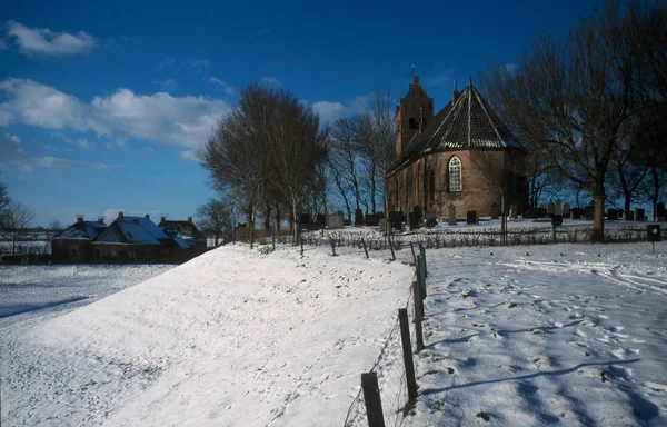 Igreja holandesa clássica em uma paisagem de inverno — Fotografia de Stock