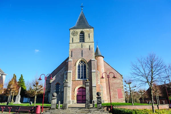 Historische kerk op het Vlaamse platteland — Stockfoto