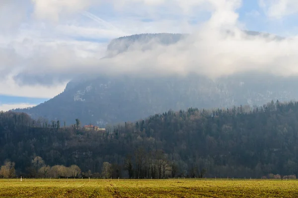 Montagne enveloppée dans les nuages — Photo