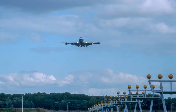 Repülőutas repülőgépek a Schiphol repülőtéren — Stock Fotó