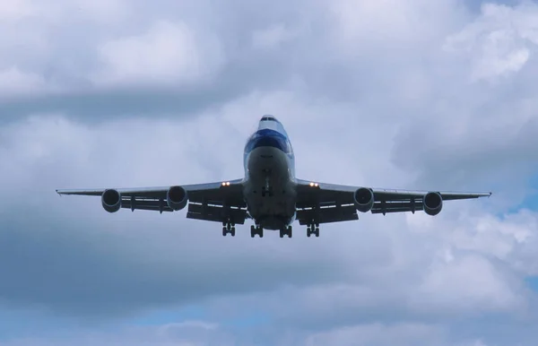 Passagierflugzeug auf dem Flughafen Schiphol — Stockfoto