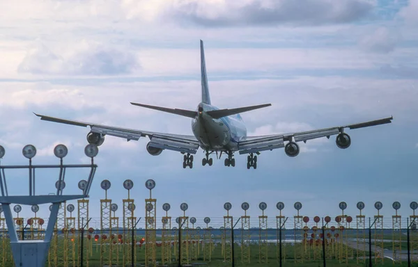 Repülőutas repülőgépek a Schiphol repülőtéren — Stock Fotó