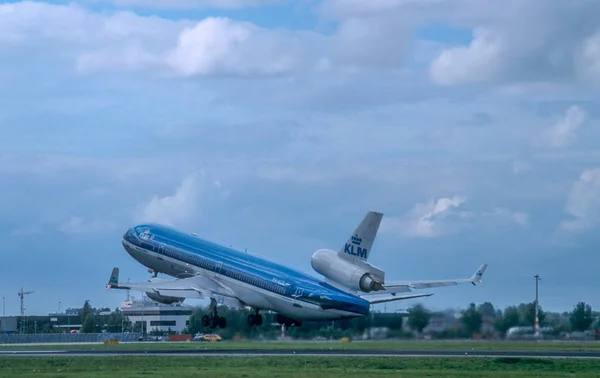 Repülőutas repülőgépek a Schiphol repülőtéren — Stock Fotó