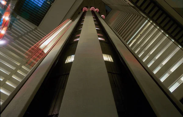 Passeio de elevador em Nova York — Fotografia de Stock