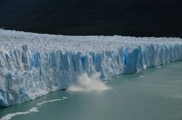 Ijs op de Perito Moreno gletsjer kalven — Stockfoto