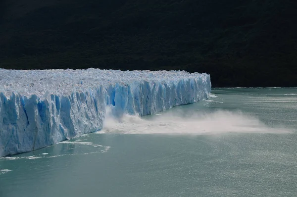 Ghiaccio Calving sul ghiacciaio del Perito Moreno — Foto Stock