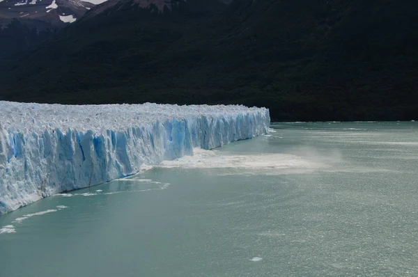 Ice kalvning på glaciären Perito Moreno — Stockfoto