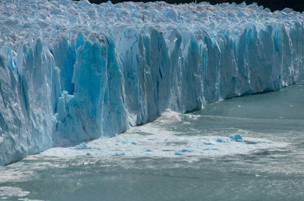 Ice kalvning på glaciären Perito Moreno — Stockfoto