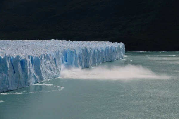 Ghiaccio Calving al ghiacciaio Perito moreno — Foto Stock