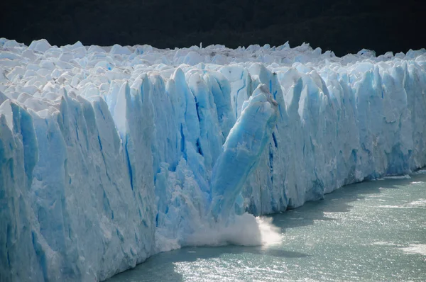 Vêlage sur glace au glacier Perito moreno — Photo