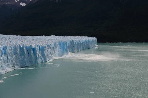 Vêlage sur glace au glacier Perito Moreno — Photo