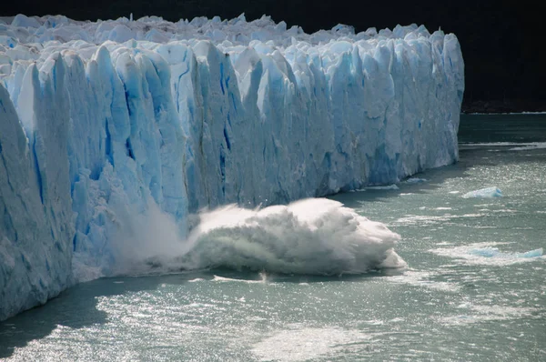 在 Perito moreno 冰川冰犊 — 图库照片