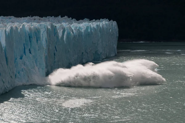 Calving lodu na lodowiec Perito moreno — Zdjęcie stockowe