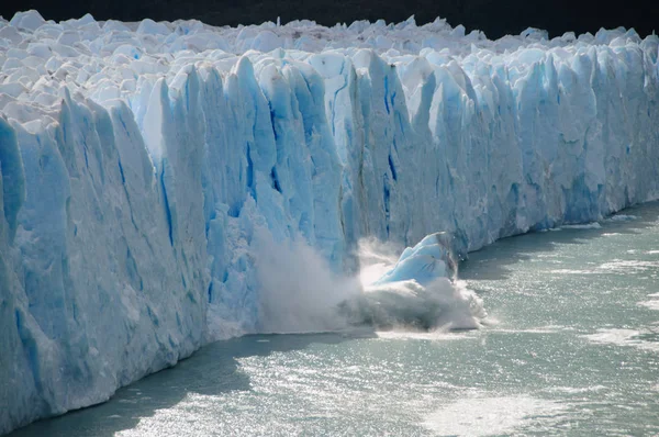 Calving lodu na lodowiec Perito moreno — Zdjęcie stockowe