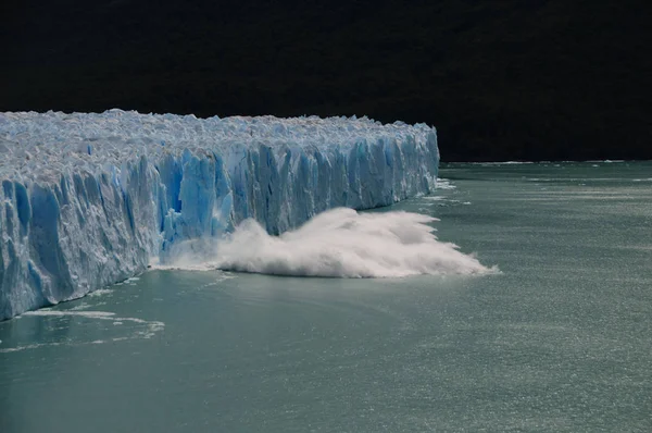 Ice, wycielenia na lodowcu Perito Moreno — Zdjęcie stockowe