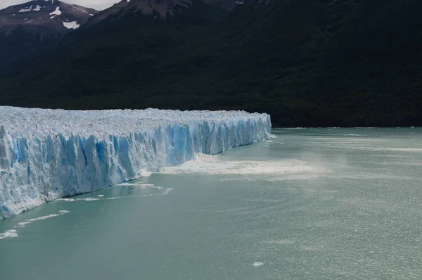 Vêlage sur glace au glacier Perito Moreno — Photo