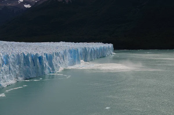 Πάγου τοκετού στο ο παγετώνας Περίτο Μορένο — Φωτογραφία Αρχείου