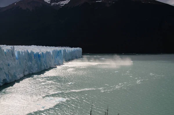 在 Perito moreno 冰川冰犊 — 图库照片