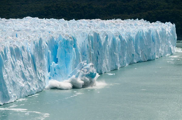 Πάγου τοκετού στο ο παγετώνας Περίτο Μορένο — Φωτογραφία Αρχείου