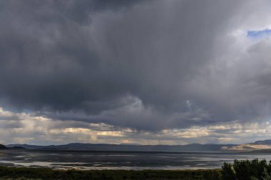 Fırtınalı gökyüzü Mono Gölü üzerinde
