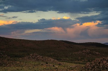 Fırtınalı gökyüzü Mono Gölü üzerinde