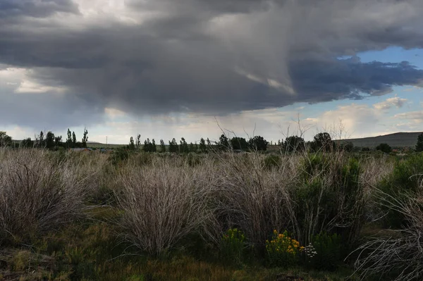 Cielos tormentosos sobre el lago Mono —  Fotos de Stock