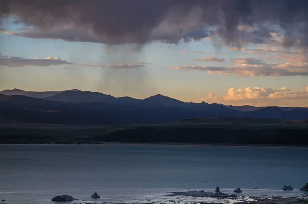 Céus tempestuosos sobre Mono Lake — Fotografia de Stock