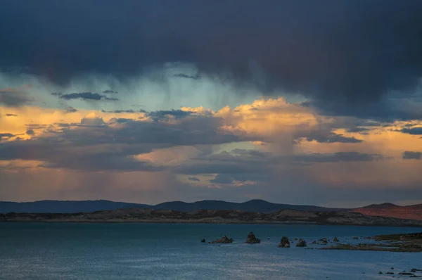 Θυελλώδης ουρανούς πάνω από τη λίμνη Mono — Φωτογραφία Αρχείου