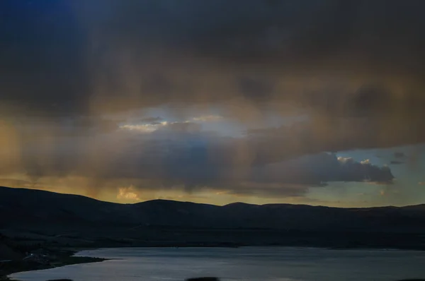 Stormy Skies озеро моно — стокове фото