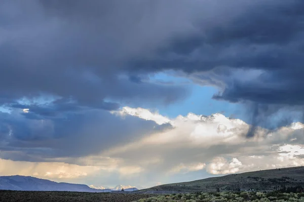 Nubes de tormenta sobre el lago Mono —  Fotos de Stock