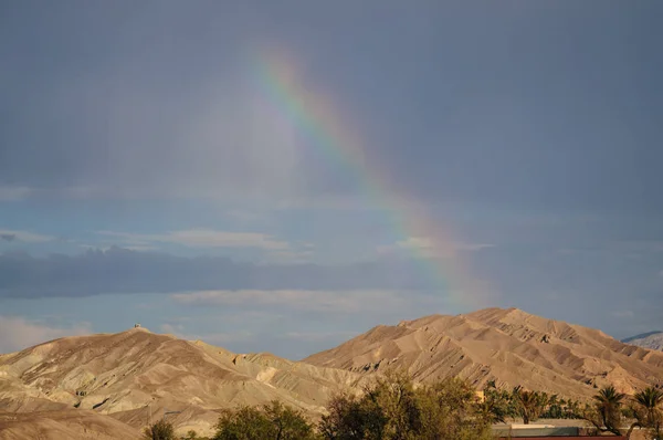 Rainbow over Furnace Creek — Stock Photo, Image