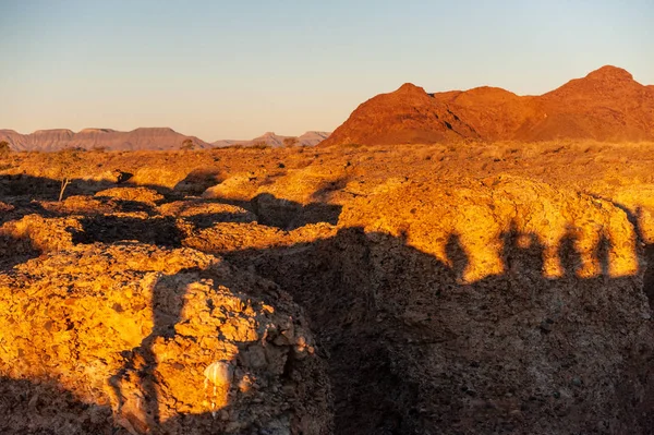 Красные светящиеся камни пустыни в Сесриеме — стоковое фото