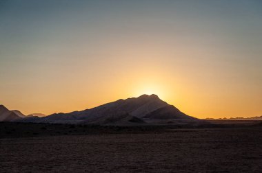 Çölde gün doğumu