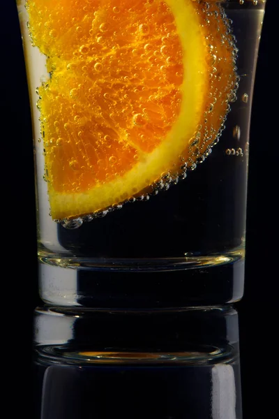 Апельсин в стакане соды . — стоковое фото