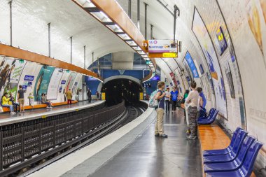 9 Temmuz 2016 üzerinde Paris, Fransa. Tipik kentsel görünümü. Yolcular trende metroda, Saint-Michel istasyonu bekliyoruz.