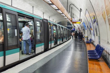 9 Temmuz 2016 üzerinde Paris, Fransa. Tipik kentsel görünümü. Yolcular trende metroda, Saint-Michel istasyonu bekliyoruz.