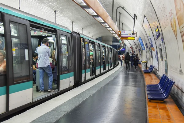 Paris, Frankrike, 9 juli 2016. Typisk urban vy. Passagerarna förvänta sig tåget i tunnelbanan, stationen Saint-Michel — Stockfoto