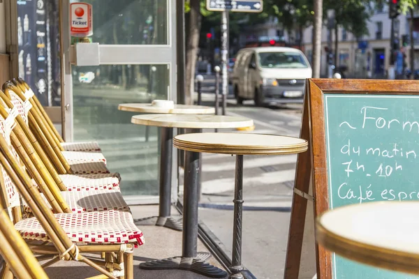 PARIS, FRANCE, le 9 juillet 2016. Des petites tables de café typiquement parisien sur le trottoir attendent les visiteurs le matin — Photo