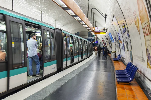 PARIGI, FRANCIA, il 9 LUGLIO 2016. Tipica vista urbana. I passeggeri si aspettano il treno in metropolitana, la stazione Saint-Michel — Foto Stock