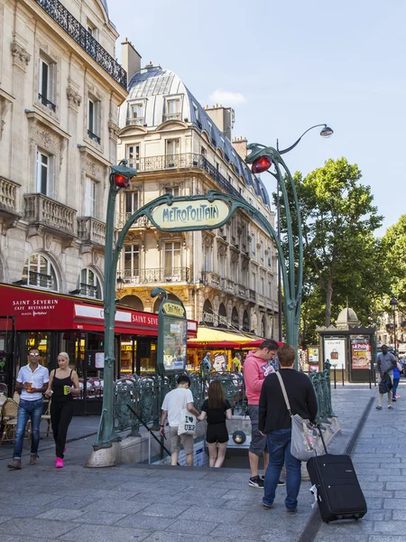 PARIS, FRANCE, on JULY 9, 2016. Typical urban view. People go down the street near an entrance to the subway, the Saint-Michel station — Stock Photo, Image