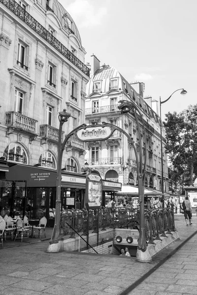 PARIS, FRANÇA, em 9 de julho de 2016. Vista urbana típica. As pessoas descem a rua perto de uma entrada para o metrô, a estação Saint-Michel — Fotografia de Stock