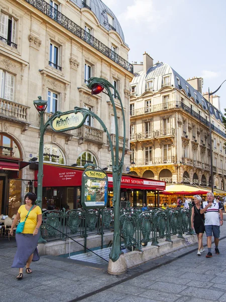 PARIS, FRANCE, on JULY 9, 2016. Typical urban view. People go down the street near an entrance to the subway, the Saint-Michel station — Stock Photo, Image